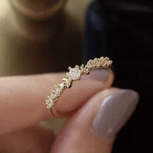 แหวนหมั้นเพชรจำลองทรงกลม 2 กะรัต ชุบทองคำเหลือง 14k - Product Image 4