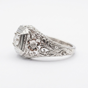 Anillo de Diamante Cultivado en Laboratorio en Oro Blanco de 10K |   Anillo de Compromiso Floral - Product Image 2