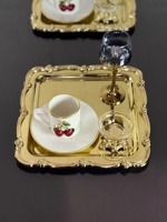 Plateau de service carré élégant avec finition argentée et bordure florale dorée pour la présentation sur table, service de thé, café et collations