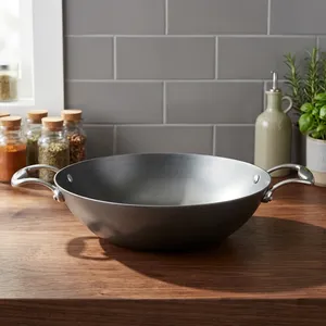 Casserole en fonte de qualité supérieure 22 cm, série Nitrile, antiadhésive, avec une rétention de chaleur supérieure pour les sautés et les fritures profondes - Product Image 3