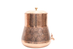 ถังน้ำทองแดง ดีไซน์คลาสสิก สำหรับใช้ในบ้าน ขนาดเล็ก 8000 มล. งานแฮนด์เมดคุณภาพพรีเมียม ตกแต่งลายโบราณ พร้อมก๊อกทองเหลือง น้ำหนัก 1.650 กก. - Product Image 3