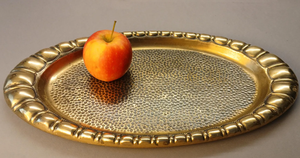 Magnifique plateau de service en laiton, parfait pour les grandes célébrations, offrant une présentation époustouflante pour les aliments et les boissons - Product Image 2