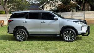Toyota Fortuner SUV de Lujo, Usado, Conducción Suave, Sin Fallos de Motor, Bien Mantenido, Interior y Exterior, Vehículo de Alto Rendimiento - Product Image 6