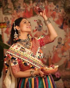 Lehenga Choli de Algodón Muselina Pesado para Navratri con Dupatta, Estampado Digital y Trabajo de Espejos Auténticos, Vestido Tradicional con Trabajo de Espejos para Mujer - Product Image 4