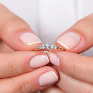 Bague de fiançailles, de mariage et d'anniversaire minimaliste pour femme avec cinq diamants de laboratoire ronds de 0,30 ct, en or jaune 14 carats, bande de 2 mm - Product Image 4