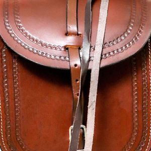 Bolsa de Sillín Western Premium de Cuero Genuino con Concho y Hebilla, Hecha a Mano, para Equitación y Senderismo - Product Image 4