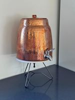 Distributeur d'eau en cuivre avec motif martelé et robinet en acier pour les intérieurs traditionnels et modernes