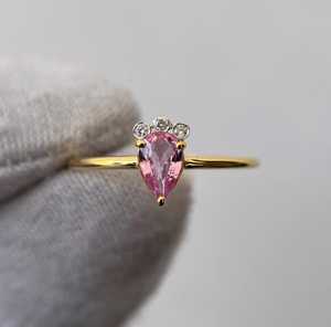 แหวนพลอยแซฟไฟร์สีชมพูมินิมอล แหวนหมั้นพลอยแซฟไฟร์ธรรมชาติ เงินแท้ 925 ชุบทอง 14K รูปทรงลูกแพร์ - Product Image 1