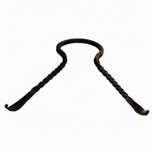 Support en fer pour corne à boire Vinking, disponible en style médiéval 2026, permettant de poser votre corne de manière sécurisée pour éviter les déversements. - Product Image 3