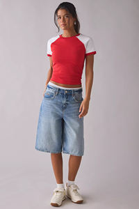 Camiseta Corta de Mujer con Manga Raglán y Ribete en Contraste, 100% Algodón, Ajuste Ceñido, Estilo Baby Tee, Venta al por Mayor, Personalizable, Top Corto Streetwear - Product Image 3