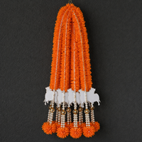 Toran artistique et écologique en Kamdhenu orange avec pampilles de perles suspendues pour la décoration de porte de temple lors de la Pooja de Janmashtami de Krishna