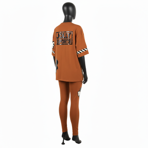 Ensemble t-shirt et legging femme en coton et élasthanne premium 220 GSM, marron, avec empiècements rayés sur les manches, logo personnalisé imprimé à chaud. - Product Image 5