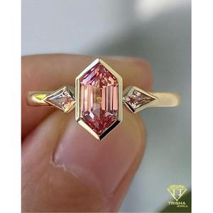 Anillo de Moissanita Rosa de Lujo con Corte Hexagonal y Piedras Laterales Geométricas, Engaste en Oro, Joyería Elegante de Moda para Mujer, Regalo - Product Image 2