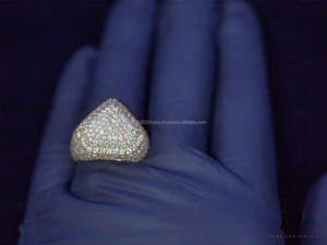 Bague de fiançailles en argent sterling 925 avec micro-pavé de diamants en moissanite glacés classiques pour homme, coupe ronde - Product Image 3