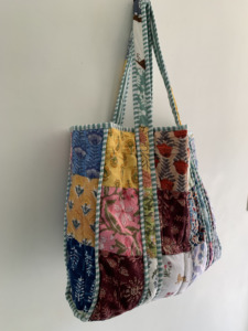 Sac fourre-tout matelassé en coton imprimé au bloc et patchwork : Grand sac à main indien en gros - Product Image 1