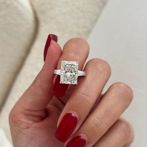 Bague Trilogie Premium en Or Massif 14k/18k avec Diamant de Laboratoire Taille Radiant 5 Carats E VVS2 et Pierres Latérales Baguette Affûtées pour Fiançailles - Product Image 4