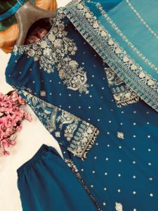 Ensemble prêt-à-porter composé d'un haut en georgette orné de broderies Zari et de dentelle fantaisie, avec un sharara et un dupatta, conçu par Designer Sequence Work. - Product Image 5