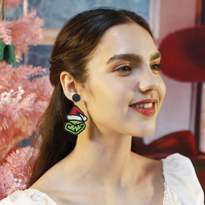 Boucles d'oreilles créatives style bohème, tendance, avec pendentifs sapin de Noël/Père Noël et flocon de neige perlés, faites à la main, légères, personnalisables, pour fêtes, artisanat - Product Image 3