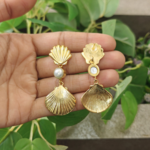 Boucles d'oreilles élégantes et stylées en forme de goutte de perle, conçues avec une longue pampille gracieuse, en laiton plaqué or 18 carats, bijoux de mode. - Product Image 6