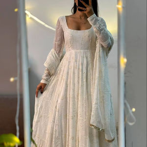 Traje Anarkali Blanco con Bordado Chikankari de Lucknow, Vestido Largo con Dupatta para Bodas y Fiestas 2026 - Product Image 1