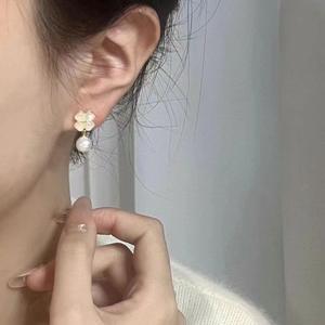 Boucles d'oreilles classiques et élégantes en perles Barrok, tempérament polyvalent avec des perles d'eau douce irrégulières, beauté naturelle - Product Image 4