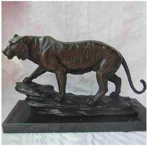 Sculpture en métal Tradebyd avec impression UV, décoration artistique de luxe faite à la main pour la présentation dans le salon - Product Image 1