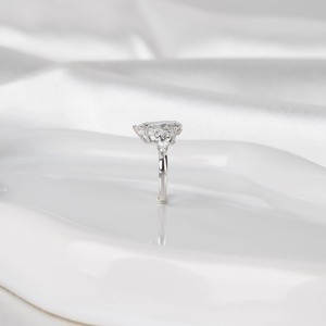 Élégante bague de mariage pour femme en or blanc 14 carats avec trois diamants de laboratoire en forme de poire de 3 carats, pureté D VVS2, certifiée IGI - Product Image 5