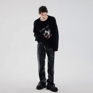 กางเกงยีนส์ผู้ชายเอวกลางทรง OEM ดีไซน์โดดเด่น สไตล์สตรีทแวร์ แต่งหนัง PU ทรงขาบาน ผลิตด้วยวิธีการทอผ้าแบบไม่ถักทอ สินค้าใหม่ล่าสุด - Product Image 3