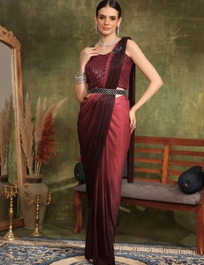 Sari de seda color granate pre-cosido KV Elegant con blusa con lentejuelas y borde bordado para ocasiones de boda - Product Image 4