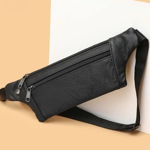 Bolso Bandolera de Cuero Negro Personalizado para Hombre, Elegante Bolso de Cintura con Múltiples Cierres, Correa Ajustable, Diseño Antirrobo - Product Image 1