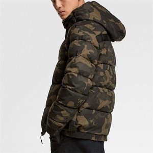 Blousons d'hiver matelassés respirants et écologiques en toile chaude à imprimé camouflage, avec logo personnalisé, noirs et à capuche, pour la vente en gros - Product Image 2