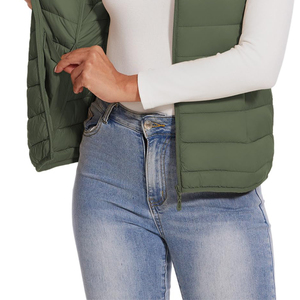 Chaleco acolchado de invierno para mujer con relleno ligero, tela resistente y corte moderno, ideal para viajes, senderismo y uso diario. - Product Image 5