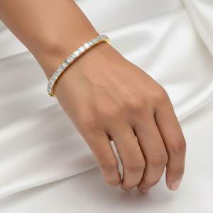 Brazalete de Diamantes con Barra de Esmeraldas de 3.80CTW - Product Image 6