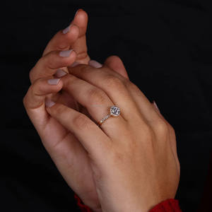 Anillo de Compromiso Redondo de Halo, Anillo de Bodas de Diamante Hecho a Mano, Regalo de Aniversario con Certificado IGI, Estilo Pavimentado - Product Image 4