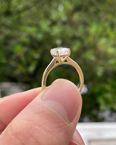 แหวนเพชรทรงเอเมอรัลด์ 2 กะรัต เพชรเลี้ยงในห้องปฏิบัติการ ทองคำขาว 14k แหวนหมั้นแบบโซลิแทร์ 4 กรงเล็บ วงแหวนแบบ Cathedral ขนาด 2 มม. แหวนแต่งงาน - Product Image 2