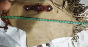 ROYAL INTERNATIONAL Chaps de cowboy western pour homme en cuir véritable à motif floral avec fermeture à boucle - Product Image 2