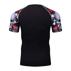 เสื้อแรชการ์ดแขนสั้นแบบยูนิเซ็กซ์ พิมพ์ลายแบบซับลิเมชั่น ป้องกันแบคทีเรีย ป้องกันรังสียูวี 50+ ระบายอากาศได้ดี แห้งเร็ว ผลิตจากโพลีเอสเตอร์/ไนลอน - Product Image 3