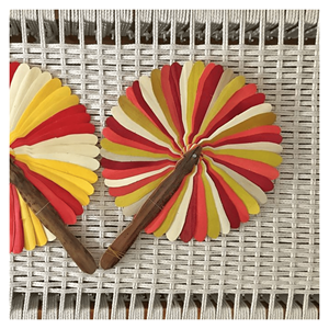 Éventail coloré en feuilles de palmier, fabriqué à partir de feuilles de palmier tissées et de bois de coco, pour un refroidissement portable et une décoration culturelle, Vietnam. - Product Image 1