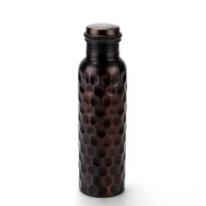 Bouteille d'eau en cuivre martelé oxydé, gourde ayurvédique réutilisable texturée, finition foncée, article de bien-être, cadeau - Product Image 1