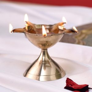 Lámpara de aceite de latón dorado hecha a mano al por mayor, lámpara de aceite de 5 mechas con flores, lámpara de aceite festiva Diya para decoración de Diwali, - Product Image 2