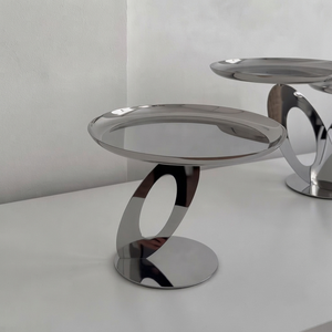 Base para Pastel con Acabado Cromado Metálico y Pedestal Escultural Único, un Centro de Mesa Ultramoderno para una Mesa Elegante - Product Image 2
