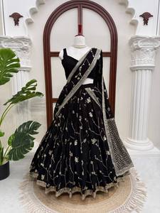 Ensemble Lehenga en velours noir brodé, dupatta en filet orné de fleurs et de perles, tenue de mariage sans manches style Banarasi - Product Image 1