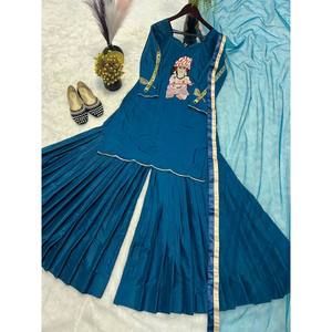 Ensemble de costume de soirée élégant pour femmes avec des bordures fantaisie, entretien réduit - Product Image 2