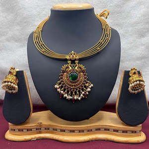 Conjunto de Collar Gargantilla con Cruz de Diamantes y Cobre Geométrico Chapado en Oro de 18K - Product Image 1