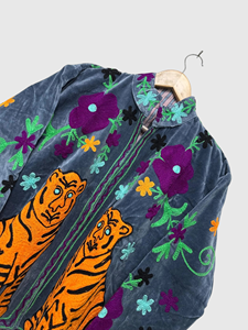 เสื้อแจ็คเก็ตบอมเบอร์กำมะหยี่ปักลายดอกไม้ คอจีน แขนยาว ปักลายเสือด้วยมือ สำหรับผู้หญิงไซส์พลัส ใส่ได้ในฤดูใบไม้ร่วง - Product Image 6