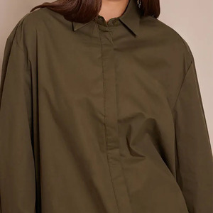 Camisa de Manga Larga para Mujer, Color Verde Oliva, Cierre de Botones, Corte Holgado, Popelina de Algodón, Color Sólido, Cuello Clásico - Product Image 3