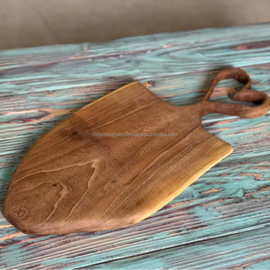 Planche à découper rectangulaire classique en bois de noyer, fabriquée à la main, durable, avec poignée en forme de cœur, pour la préparation des aliments en cuisine - Product Image 1