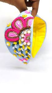 Bandeau ethnique fait main avec perles et broderies artistiques pour femmes modernes - Product Image 2