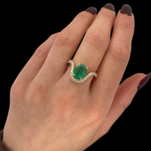 Bague en or émeraude verte avec halo de diamants, style chaîne tendance, bijou de créateur, pierre verte taille émeraude - Product Image 1