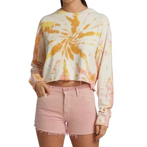 เสื้อครอปสเวตเชิ้ตผู้หญิงลายมัดย้อมสีส้มชมพู ลายวนเกลียว ขอบดิบ คอกลม ไหล่ตก เสื้อพูลโอเวอร์ผ้าฝ้ายสำหรับผู้หญิง รับผลิตแบบ OEM - Product Image 5
